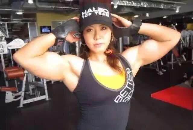 日本女子健美比赛视频,肌肉线条勾勒青春风采