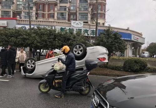 汽车翻车视频,惊险瞬间！汽车翻车事故现场还原