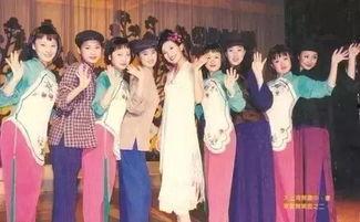 雨伞舞蹈视频,演绎浪漫雨中情