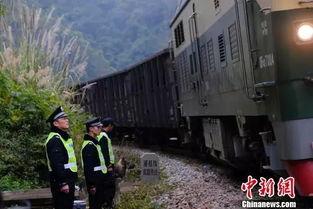 越南火车视频,穿越异域风情，感受东南亚铁路魅力
