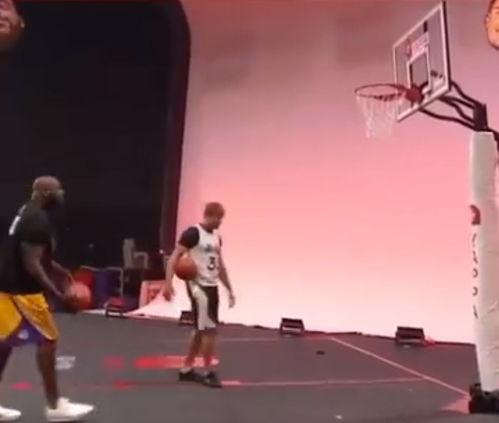 奥尼尔扣篮视频,震撼篮筐的空中霸主风采