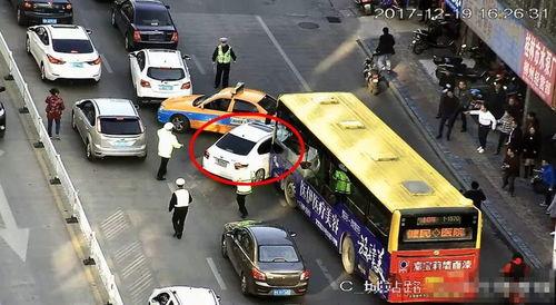 公交车撞车视频,行车记录仪记录下惊险一幕