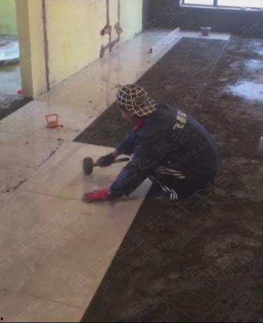 铺地砖视频,铺地砖全过程，轻松掌握家居装修技巧