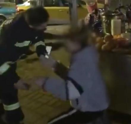 下跪的视频,下跪视频引发社会热议