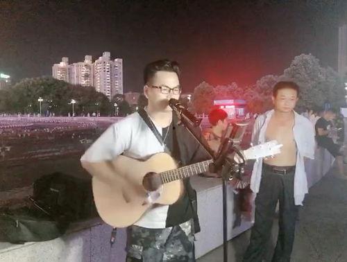 街头吉他弹唱视频,旋律中的情感共鸣