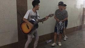 街头吉他弹唱视频,旋律中的情感共鸣