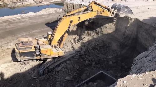 挖掘机装车视频,挖掘机装车作业现场精彩瞬间回顾