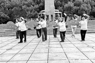 大妈跳广场舞视频,活力四射，舞动人生