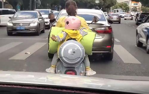 小孩车视频,小孩车视频中的欢乐时光