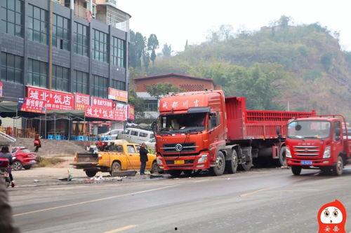 大货车侧翻视频,大货车侧翻事故现场直击