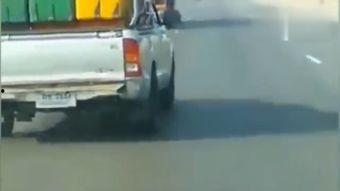 大货车侧翻视频,大货车侧翻事故现场直击