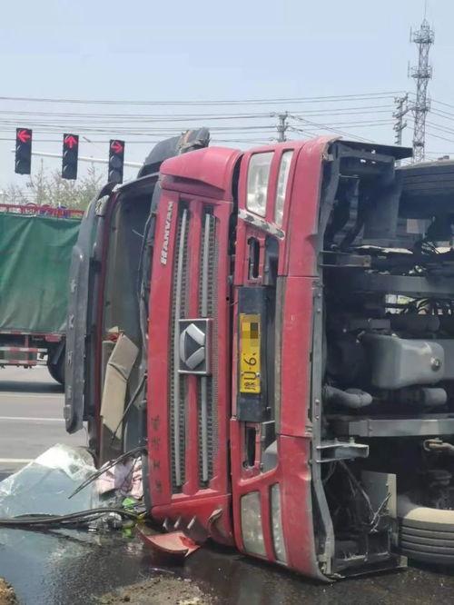 大货车侧翻视频,大货车侧翻事故现场直击